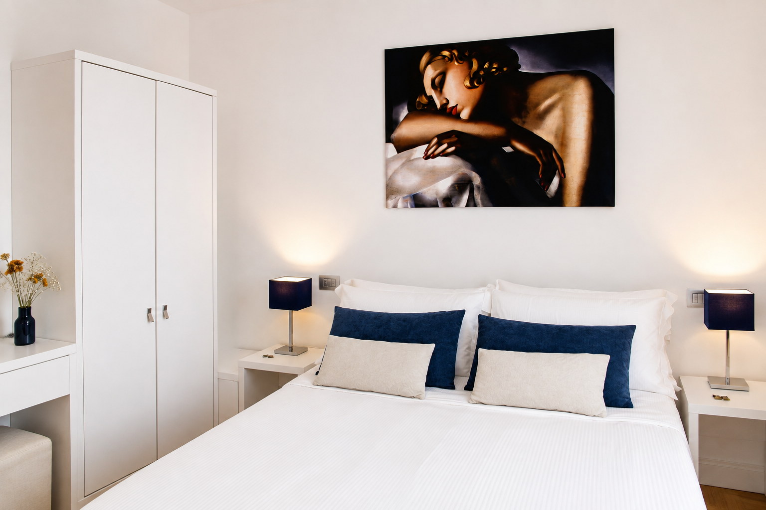 Superior Doppelzimmer DEKI Sassari Zentrum, Bett und Kunstdetails